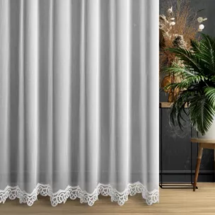 Firana szyta na taśmie 5 cm biała z matowej tkaniny z efektem deszczyku ozdobionej aplikacją