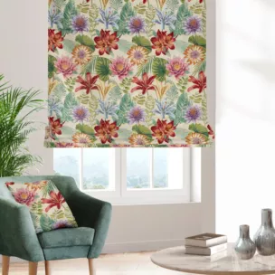 Roleta rzymska beżowo czerwona z tkaniny gobelinowej w kwiatowy wzór, zawiera 20% bawełny