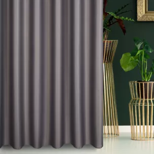 Zasłona szyta na taśmie fala grafitowa z gładkiej tkaniny zaciemniającej typu dimout wykończona obciążnikiem