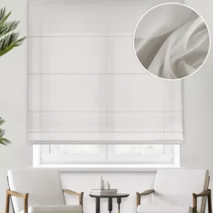 Roleta rzymska kremowa z połyskującej tkaniny o charakterystycznym jodełkowym wzorze, wykończona obciążnikiem