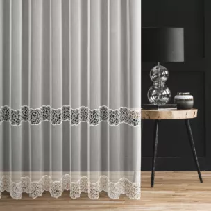 Firana szyta na taśmie 8 cm naturalna z delikatnej tkaniny typu aden zdobiona aplikacją