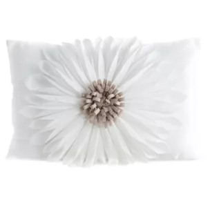 Poszewka na poduszkę 30 x 50 cm z welwetu kolor kremowo, beżowy zdobiona kwiatem 3D FLORES 3 Eurofirany