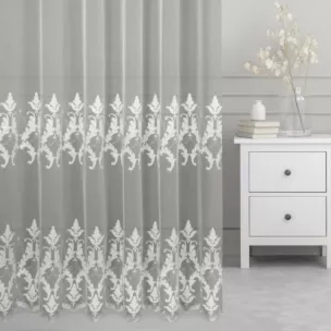 Firana szyta na tunelu naturalna z matowej tkaniny ADEN ozdobionej szenilowym haftem ornamentowym Pierre Cardin