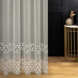 Firana szyta na przelotkach kremowa z matowej markizety ozdobionej geometryczną aplikacją