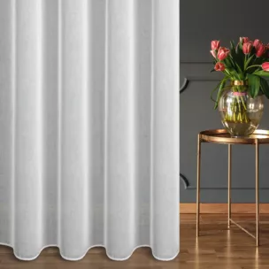 Firana szyta na taśmie fala biała z miękkiej etaminy o naturalnym wyglądzie, wykończona obciążnikiem