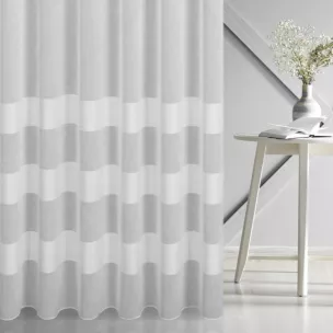 Firana szyta na taśmie fala biała z etaminy zdobionej poziomymi pasami, wykończona obciążnikiem Italissima Eva Minge