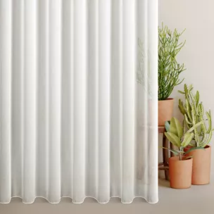 Firana szyta na przelotkach naturalna z tkaniny o charakterystycznym wzorze jodełki, wykończona obciążnikiem