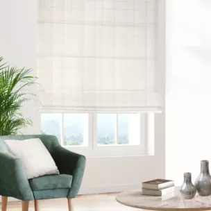 Roleta rzymska kremowo złota z gładkiej tkaniny przeplatanej błyszczącą lureksową nicią