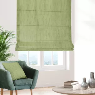 Roleta rzymska oliwkowa z tkaniny welwetowej w pionowe prążki, wykończona obciążnikiem