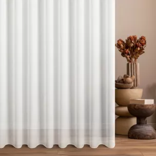 Firana szyta na przelotkach biała z tkaniny o drobnym, wyraźnym splocie, wykończona obciążnikiem