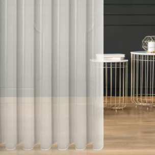 Firana szyta na przelotkach biała z drobnej siateczki, wykończona obciążnikiem