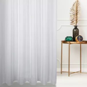 Firana szyta na taśmie 5 cm biała z miękkiej tkaniny o luźnym splocie i lekkim połysku, odporna na zaciągnięcia, wykończona obciążnikiem