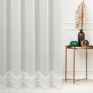 Firana szyta na przelotkach kremowa matowa tkanina Peru, zdobiona haftem ażurowym tworzącym jeden pas dołem