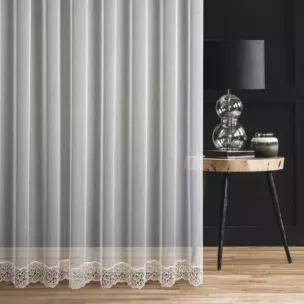 Firana szyta na taśmie 8 cm naturalna z delikatnej tkaniny typu aden zdobiona aplikacją