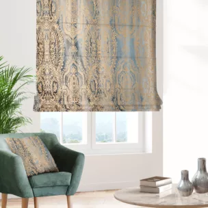 Roleta rzymska niebiesko złocista z grubej welwetowej tkaniny w elegancki połyskujący wzór