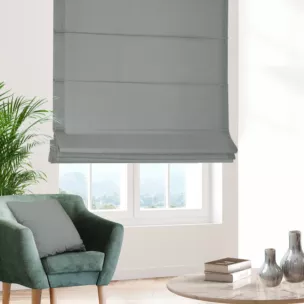 Roleta rzymska jasnostalowa z gładkiej zaciemniającej tkaniny typu dimout