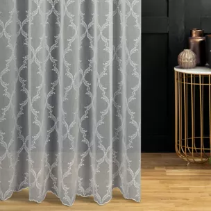 Firana szyta na flexach kremowa z matowej etaminy o naturalnym splocie, zdobionej na całej powierzchni ornamentowym haftem