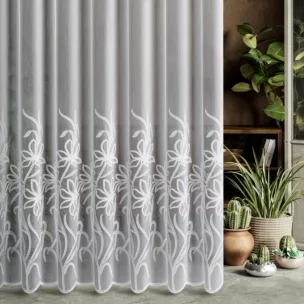 Firana szyta na taśmie 8 cm biała z tkaniny typu aden zdobionej roślinnym haftem