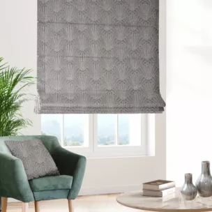 Roleta rzymska popielato szara z tkaniny, z geometrycznym wzorem, z dodatkiem połyskującej nici