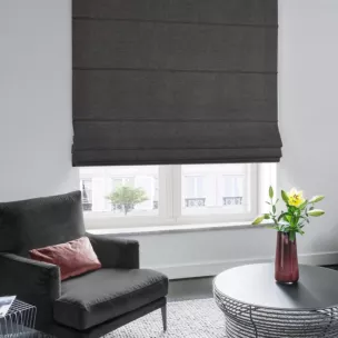 Roleta rzymska LOVELY grafitowa z widocznym ozdobnym splotem, o naturalnym charakterze