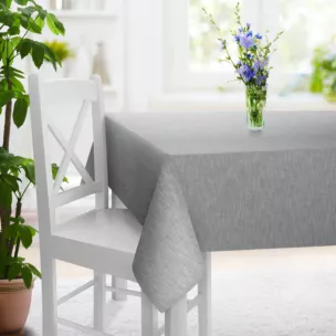 Obrus szyty jasnoszary ze strukturalnej tkaniny typu blackout, zaciemniająca w 100%