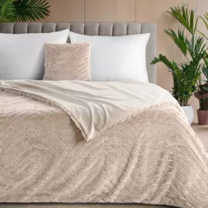 Koc 150x200 cm beżowy, z futrzanej tkaniny zdobiona wytłaczanym efektem 3D KATE Eurofirany