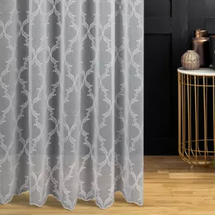 Firana szyta na flexach biała z matowej, o naturalnym splocie etaminy, zdobionej po całości haftem