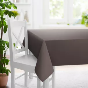 Obrus szyty brązowy z miękkiej tkaniny w drobny wzór jodełkowy