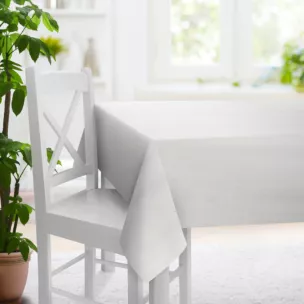 Obrus szyty srebrny z gładkiej tkaniny przeplatanej błyszczącą lureksową nicią