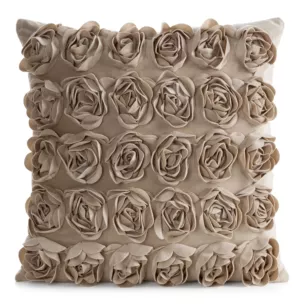 Poszewka na poduszkę 45 x 45 cm z welwetu kolor ciemnobeżowy zdobiona 3D aplikacją róż ROSES Eva Minge Eurofirany