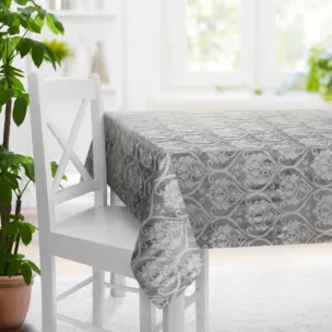 Obrus szyty stalowo srebrzysty z miękkiej tkaniny welwetowej z ornamentowym błyszczącym nadrukiem