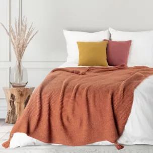 Koc  130x170 cm ceglasty o widocznej strukturze z dekoracyjnymi chwostami PLED Eurofirany