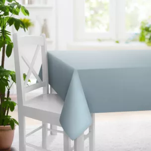 Obrus szyty niebieski z gładkiej tkaniny typu dimout