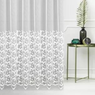 Firana szyta na przelotkach kremowa z delikatnej, matowej tkaniny typu PERU, zdobionej fantazyjnym haftem Italissima Eva Minge