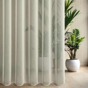 Firana szyta na flexach naturalna z drobnej siatki w pionowe prążki, wykończona obciążnikiem