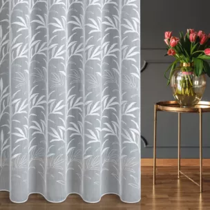 Firana szyta na tunelu biała z miękkiej tkaniny typu ADEN z efektem deszczyku, zdobiona haftem roślinnym, wykończona obciążnikiem