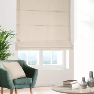 Roleta rzymska jasnobeżowa o naturalnym charakterze, z widocznym, ozdobnym splotem