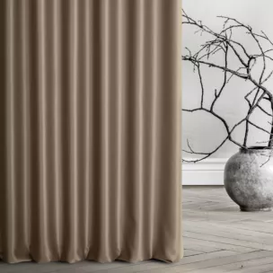 Zasłona szyta na taśmie 5 cm jasnobrązowa z tkaniny trudnopalnej, zaciemniającej, typu blackout