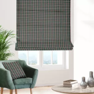 Roleta rzymska zielona z etaminy o geometrycznym wzorze w kratę, z dodatkiem bawełny