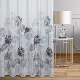 Firana szyta na przelotkach biało grafitowa z delikatnej tkaniny typu BATYST, zdobionej nadrukiem roślinnym, wykończonej obciążnikiem