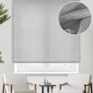 Roleta rzymska srebrna lekko połyskująca z efektem bukli, wykończona obciążnikiem