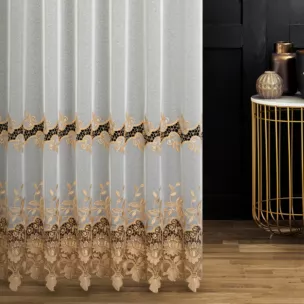 Firana szyta na taśmie 8 cm kremowo złota z tkaniny typu MARKIZETA, zdobionej dołem aplikacją w kształcie kwiatów