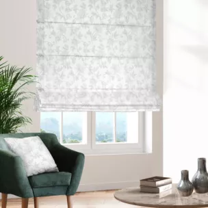 Roleta rzymska biało srebrna z gładkiej tkaniny przeplatanej błyszczącą lureksową nicią o wzorze w kwiaty