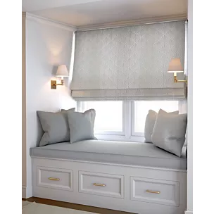 Roleta rzymska kremowa z tkaniny, z geometrycznym wzorem, z dodatkiem połyskującej nici