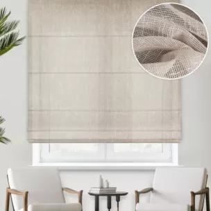 Roleta rzymska beżowa z tkaniny o naturalnym splocie z widocznym efektem deszczyku, wykończona obciążnikiem