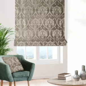 Roleta rzymska beżowo złocista z miękkiej tkaniny welwetowej z ornamentowym błyszczącym nadrukiem