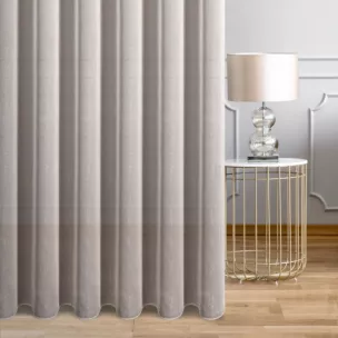 Firana szyta na taśmie fala kremowa z tkaniny o strukturze siatki przetykanej nicią metaliczną, wykończona obciążnikiem Italissima Eva Minge