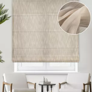 Roleta rzymska beżowa z delikantej, lejącej tkaniny z efektem deszczyku w postaci pionowych, nieregularnych linii, wykończona obciążnikiem