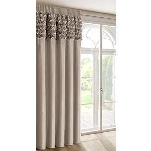 Zasłona ciemnobeżowa z welwetu zdobiona aplikacją 3D róż 140x270 cm taśma - ROSES Eva Minge Eurofirany