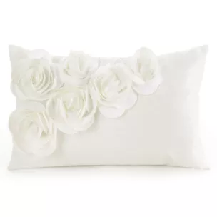 Poszewka na poduszkę 30 x 50 cm welwetowa kolor kremowy zdobiona aplikacja w róże Eurofirany